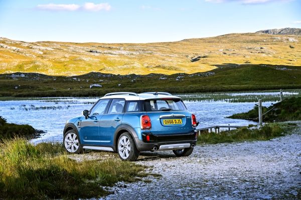 P90240602_lowRes_mini-cooper-s-countr.jpg