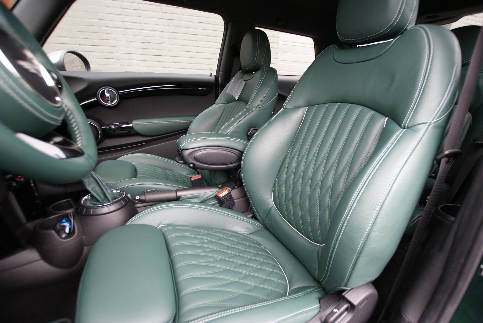 1 Bugatti Styling in Bugatti-Piniengruen.2.jpg