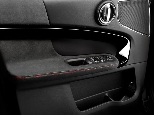P90244743_lowRes_mini-john-cooper-wor.jpg