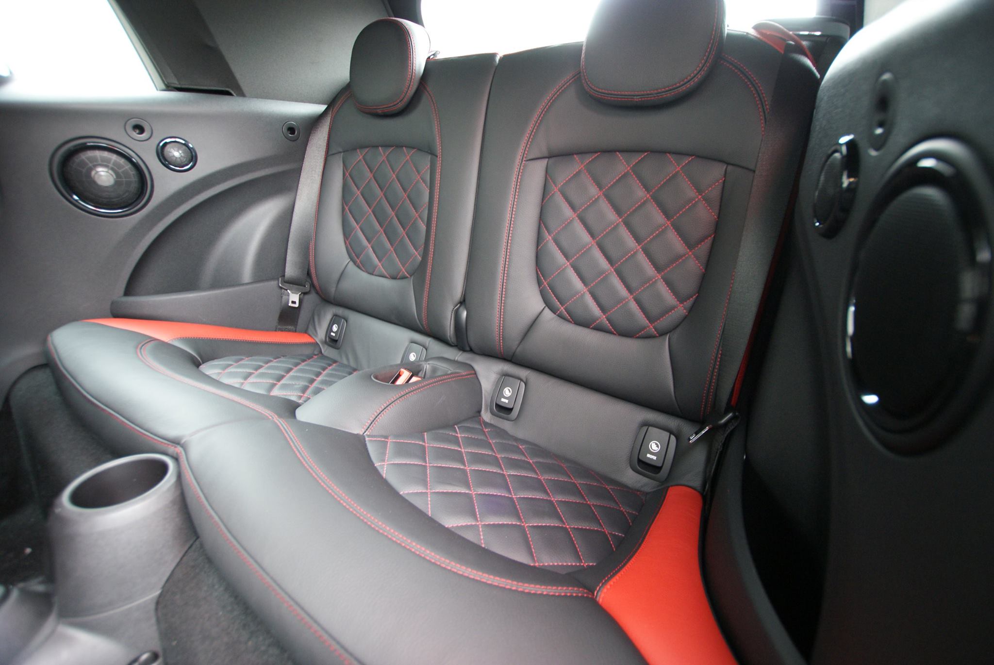 Dakota Schwarz in Kombi mit Koralrot in Diamond Stitching 2.jpg