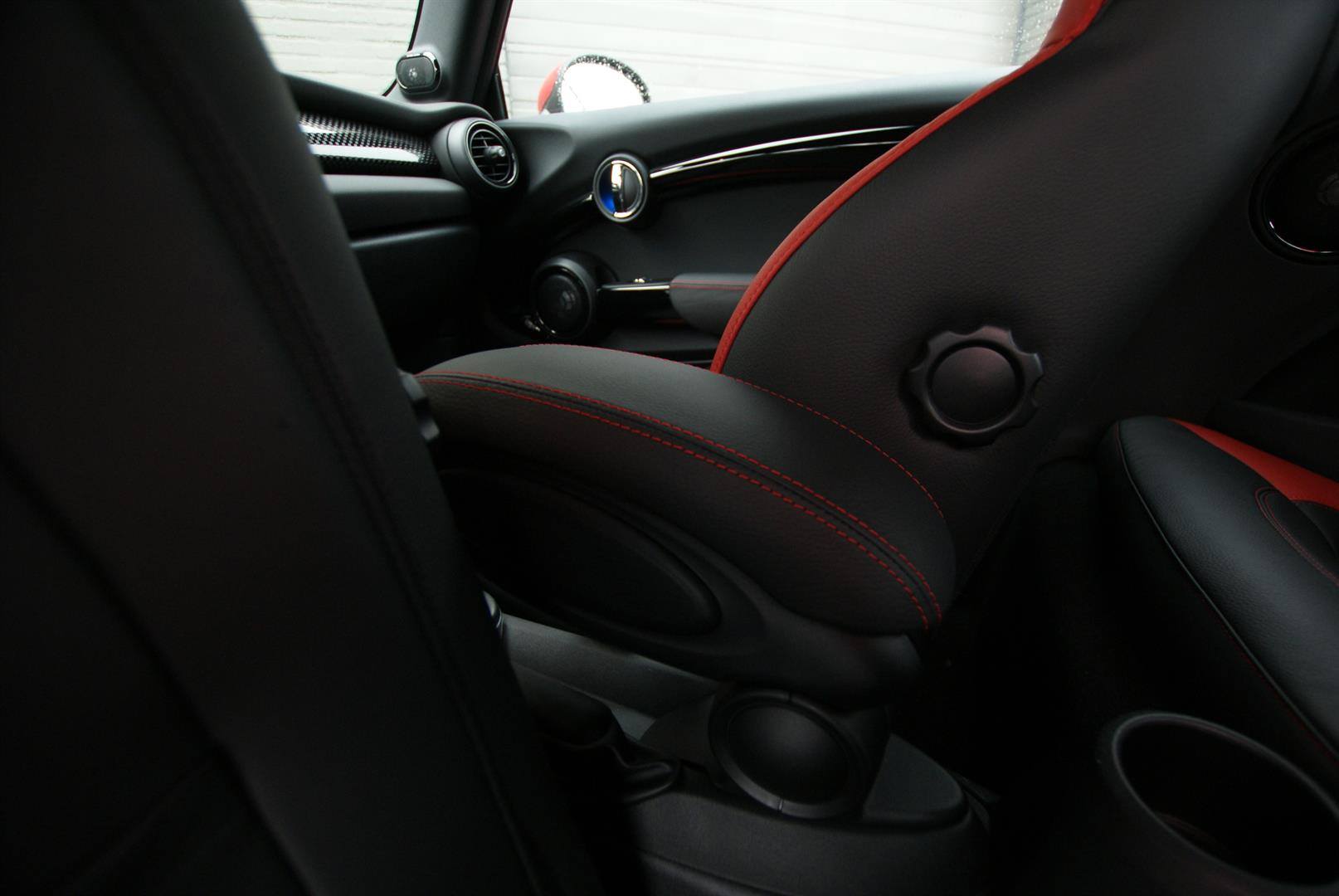 Dakota Schwarz in Kombi mit Koralrot in Diamond Stitching 6.jpg