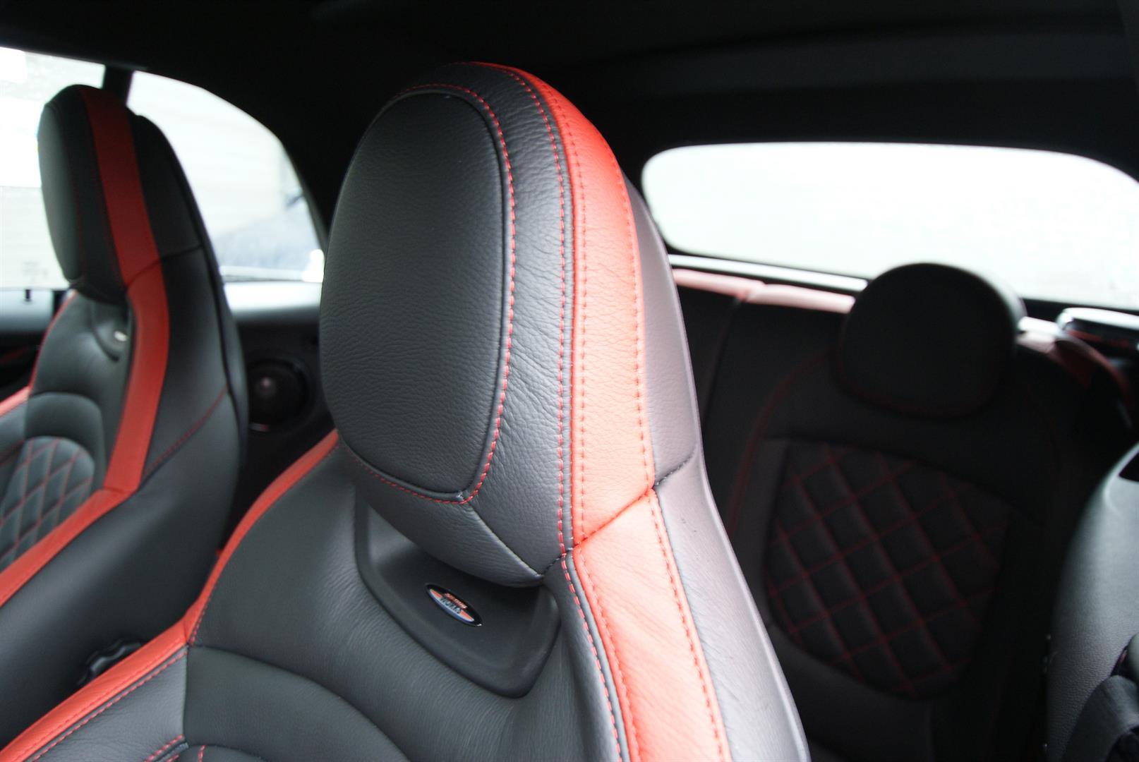 Dakota Schwarz in Kombi mit Koralrot in Diamond Stitching 4.jpg