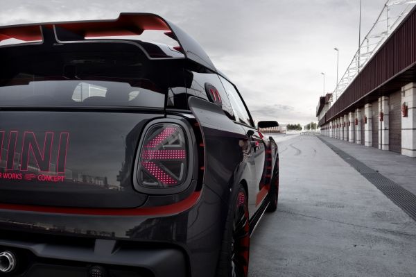 P90275452_lowRes_mini-john-cooper-wor.jpg