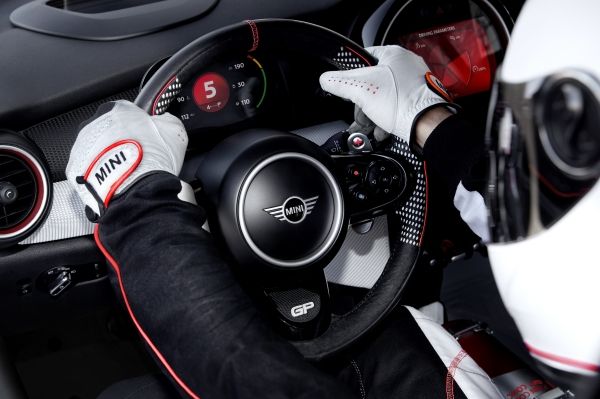 P90275464_lowRes_mini-john-cooper-wor.jpg