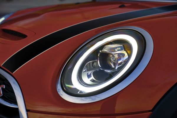 P90289502_lowRes_mini-led-headlights-.jpg