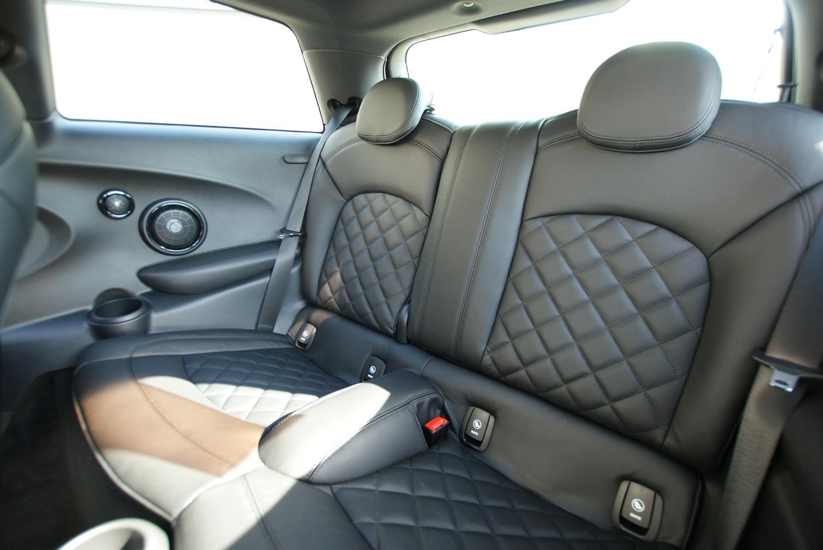 Lounge Styll mit Diamond Stitching in Schwarz 5.jpg