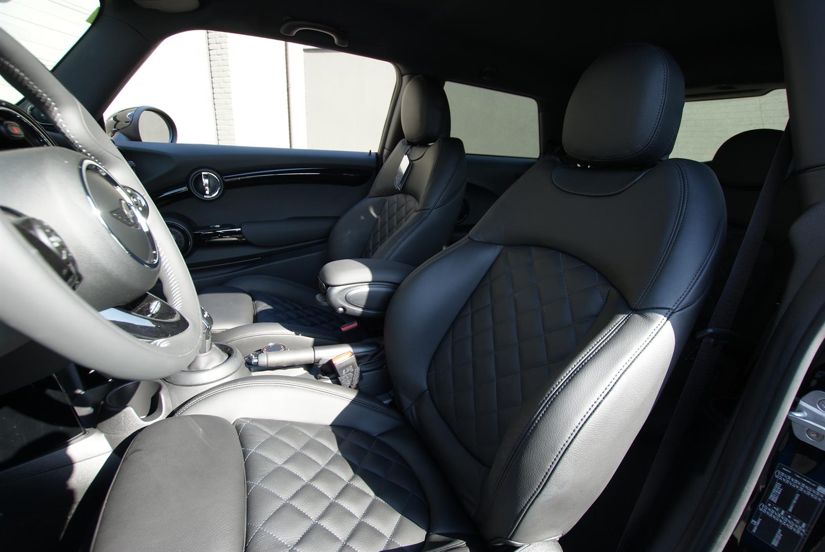 Lounge Styll mit Diamond Stitching in Schwarz 1.jpg